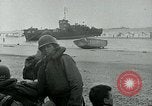 Image les troupes américaines et des prisonniers de guerre allemands en vertu des falaises de craie à Omaha Beach Normandie France, 1944, de la seconde 29 séquences d'archives historiques vidéo 65675038893