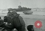 Image les troupes américaines et des prisonniers de guerre allemands en vertu des falaises de craie à Omaha Beach Normandie France, 1944, de la seconde 30 séquences d'archives historiques vidéo 65675038893