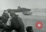 Image les troupes américaines et des prisonniers de guerre allemands en vertu des falaises de craie à Omaha Beach Normandie France, 1944, de la seconde 31 séquences d'archives historiques vidéo 65675038893