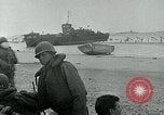 Image les troupes américaines et des prisonniers de guerre allemands en vertu des falaises de craie à Omaha Beach Normandie France, 1944, de la seconde 32 séquences d'archives historiques vidéo 65675038893
