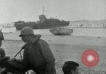 Image les troupes américaines et des prisonniers de guerre allemands en vertu des falaises de craie à Omaha Beach Normandie France, 1944, de la seconde 33 séquences d'archives historiques vidéo 65675038893