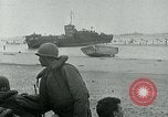 Image les troupes américaines et des prisonniers de guerre allemands en vertu des falaises de craie à Omaha Beach Normandie France, 1944, de la seconde 34 séquences d'archives historiques vidéo 65675038893