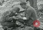 Image les troupes américaines et des prisonniers de guerre allemands en vertu des falaises de craie à Omaha Beach Normandie France, 1944, de la seconde 35 séquences d'archives historiques vidéo 65675038893