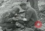 Image les troupes américaines et des prisonniers de guerre allemands en vertu des falaises de craie à Omaha Beach Normandie France, 1944, de la seconde 36 séquences d'archives historiques vidéo 65675038893