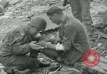 Image les troupes américaines et des prisonniers de guerre allemands en vertu des falaises de craie à Omaha Beach Normandie France, 1944, de la seconde 37 séquences d'archives historiques vidéo 65675038893
