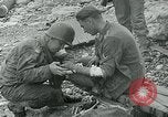 Image les troupes américaines et des prisonniers de guerre allemands en vertu des falaises de craie à Omaha Beach Normandie France, 1944, de la seconde 38 séquences d'archives historiques vidéo 65675038893