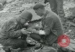 Image les troupes américaines et des prisonniers de guerre allemands en vertu des falaises de craie à Omaha Beach Normandie France, 1944, de la seconde 39 séquences d'archives historiques vidéo 65675038893