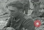 Image les troupes américaines et des prisonniers de guerre allemands en vertu des falaises de craie à Omaha Beach Normandie France, 1944, de la seconde 40 séquences d'archives historiques vidéo 65675038893