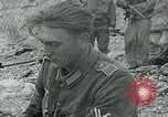 Image les troupes américaines et des prisonniers de guerre allemands en vertu des falaises de craie à Omaha Beach Normandie France, 1944, de la seconde 41 séquences d'archives historiques vidéo 65675038893