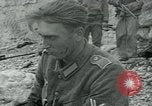 Image les troupes américaines et des prisonniers de guerre allemands en vertu des falaises de craie à Omaha Beach Normandie France, 1944, de la seconde 42 séquences d'archives historiques vidéo 65675038893