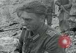 Image les troupes américaines et des prisonniers de guerre allemands en vertu des falaises de craie à Omaha Beach Normandie France, 1944, de la seconde 43 séquences d'archives historiques vidéo 65675038893