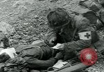 Image les troupes américaines et des prisonniers de guerre allemands en vertu des falaises de craie à Omaha Beach Normandie France, 1944, de la seconde 44 séquences d'archives historiques vidéo 65675038893
