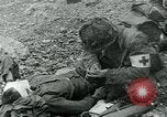 Image les troupes américaines et des prisonniers de guerre allemands en vertu des falaises de craie à Omaha Beach Normandie France, 1944, de la seconde 45 séquences d'archives historiques vidéo 65675038893