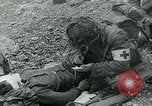 Image les troupes américaines et des prisonniers de guerre allemands en vertu des falaises de craie à Omaha Beach Normandie France, 1944, de la seconde 46 séquences d'archives historiques vidéo 65675038893