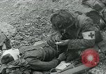 Image les troupes américaines et des prisonniers de guerre allemands en vertu des falaises de craie à Omaha Beach Normandie France, 1944, de la seconde 47 séquences d'archives historiques vidéo 65675038893