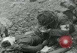 Image les troupes américaines et des prisonniers de guerre allemands en vertu des falaises de craie à Omaha Beach Normandie France, 1944, de la seconde 48 séquences d'archives historiques vidéo 65675038893
