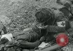 Image les troupes américaines et des prisonniers de guerre allemands en vertu des falaises de craie à Omaha Beach Normandie France, 1944, de la seconde 49 séquences d'archives historiques vidéo 65675038893