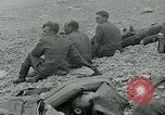 Image les troupes américaines et des prisonniers de guerre allemands en vertu des falaises de craie à Omaha Beach Normandie France, 1944, de la seconde 50 séquences d'archives historiques vidéo 65675038893