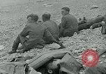 Image les troupes américaines et des prisonniers de guerre allemands en vertu des falaises de craie à Omaha Beach Normandie France, 1944, de la seconde 51 séquences d'archives historiques vidéo 65675038893