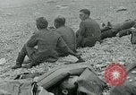 Image les troupes américaines et des prisonniers de guerre allemands en vertu des falaises de craie à Omaha Beach Normandie France, 1944, de la seconde 52 séquences d'archives historiques vidéo 65675038893