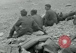 Image les troupes américaines et des prisonniers de guerre allemands en vertu des falaises de craie à Omaha Beach Normandie France, 1944, de la seconde 54 séquences d'archives historiques vidéo 65675038893