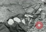 Image les troupes américaines et des prisonniers de guerre allemands en vertu des falaises de craie à Omaha Beach Normandie France, 1944, de la seconde 55 séquences d'archives historiques vidéo 65675038893