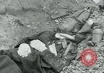 Image les troupes américaines et des prisonniers de guerre allemands en vertu des falaises de craie à Omaha Beach Normandie France, 1944, de la seconde 56 séquences d'archives historiques vidéo 65675038893