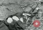 Image les troupes américaines et des prisonniers de guerre allemands en vertu des falaises de craie à Omaha Beach Normandie France, 1944, de la seconde 57 séquences d'archives historiques vidéo 65675038893