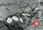 Image les troupes américaines et des prisonniers de guerre allemands en vertu des falaises de craie à Omaha Beach Normandie France, 1944, de la seconde 58 séquences d'archives historiques vidéo 65675038893
