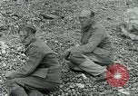 Image les troupes américaines et des prisonniers de guerre allemands en vertu des falaises de craie à Omaha Beach Normandie France, 1944, de la seconde 59 séquences d'archives historiques vidéo 65675038893