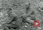 Image les troupes américaines et des prisonniers de guerre allemands en vertu des falaises de craie à Omaha Beach Normandie France, 1944, de la seconde 60 séquences d'archives historiques vidéo 65675038893