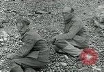 Image les troupes américaines et des prisonniers de guerre allemands en vertu des falaises de craie à Omaha Beach Normandie France, 1944, de la seconde 61 séquences d'archives historiques vidéo 65675038893