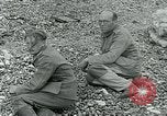 Image les troupes américaines et des prisonniers de guerre allemands en vertu des falaises de craie à Omaha Beach Normandie France, 1944, de la seconde 62 séquences d'archives historiques vidéo 65675038893