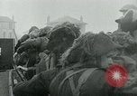 Standbild Operation Overlord D-Day Invasion durch die kanadischen Streitkräfte Normandie Frankreich, 1944, aus Sekunde 60 historischem Filmmaterial Videoclip 65675038894