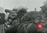 Standbild Operation Overlord D-Day Invasion durch die kanadischen Streitkräfte Normandie Frankreich, 1944, aus Sekunde 61 historischem Filmmaterial Videoclip 65675038894
