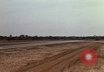 Standbild Kameras entladen von RF-101C der Rückkehr von Mission Ubon Ratchathani Thailand, 1967, aus Sekunde 6 historischem Filmmaterial Videoclip 65675038913