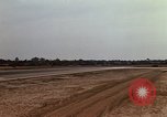 Standbild Kameras entladen von RF-101C der Rückkehr von Mission Ubon Ratchathani Thailand, 1967, aus Sekunde 7 historischem Filmmaterial Videoclip 65675038913