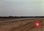 Standbild Kameras entladen von RF-101C der Rückkehr von Mission Ubon Ratchathani Thailand, 1967, aus Sekunde 9 historischem Filmmaterial Videoclip 65675038913