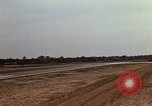 Standbild Kameras entladen von RF-101C der Rückkehr von Mission Ubon Ratchathani Thailand, 1967, aus Sekunde 10 historischem Filmmaterial Videoclip 65675038913