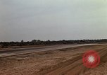 Standbild Kameras entladen von RF-101C der Rückkehr von Mission Ubon Ratchathani Thailand, 1967, aus Sekunde 11 historischem Filmmaterial Videoclip 65675038913