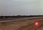 Standbild Kameras entladen von RF-101C der Rückkehr von Mission Ubon Ratchathani Thailand, 1967, aus Sekunde 12 historischem Filmmaterial Videoclip 65675038913