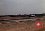 Standbild Kameras entladen von RF-101C der Rückkehr von Mission Ubon Ratchathani Thailand, 1967, aus Sekunde 13 historischem Filmmaterial Videoclip 65675038913