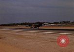 Standbild Kameras entladen von RF-101C der Rückkehr von Mission Ubon Ratchathani Thailand, 1967, aus Sekunde 15 historischem Filmmaterial Videoclip 65675038913