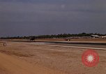 Standbild Kameras entladen von RF-101C der Rückkehr von Mission Ubon Ratchathani Thailand, 1967, aus Sekunde 16 historischem Filmmaterial Videoclip 65675038913
