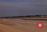 Standbild Kameras entladen von RF-101C der Rückkehr von Mission Ubon Ratchathani Thailand, 1967, aus Sekunde 17 historischem Filmmaterial Videoclip 65675038913