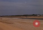 Standbild Kameras entladen von RF-101C der Rückkehr von Mission Ubon Ratchathani Thailand, 1967, aus Sekunde 18 historischem Filmmaterial Videoclip 65675038913