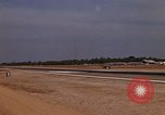 Standbild Kameras entladen von RF-101C der Rückkehr von Mission Ubon Ratchathani Thailand, 1967, aus Sekunde 19 historischem Filmmaterial Videoclip 65675038913