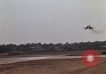 Standbild Kameras entladen von RF-101C der Rückkehr von Mission Ubon Ratchathani Thailand, 1967, aus Sekunde 23 historischem Filmmaterial Videoclip 65675038913