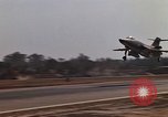 Standbild Kameras entladen von RF-101C der Rückkehr von Mission Ubon Ratchathani Thailand, 1967, aus Sekunde 27 historischem Filmmaterial Videoclip 65675038913
