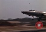 Standbild Kameras entladen von RF-101C der Rückkehr von Mission Ubon Ratchathani Thailand, 1967, aus Sekunde 28 historischem Filmmaterial Videoclip 65675038913